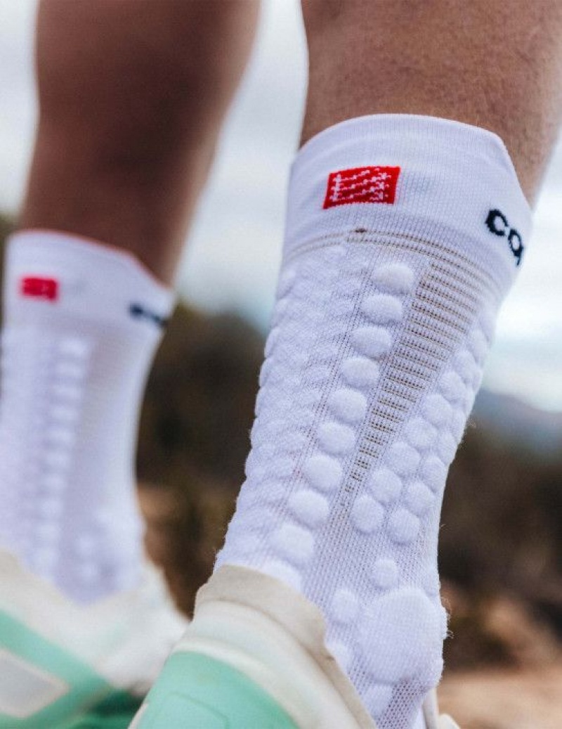 Meias Compressport Pro Racing Socks v4.0 Trilha Branco Pretas | 18972BZOJ