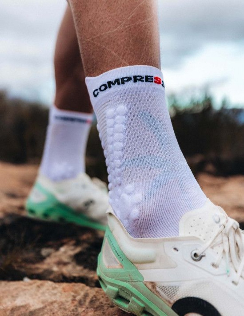 Meias Compressport Pro Racing Socks v4.0 Trilha Branco Pretas | 18972BZOJ