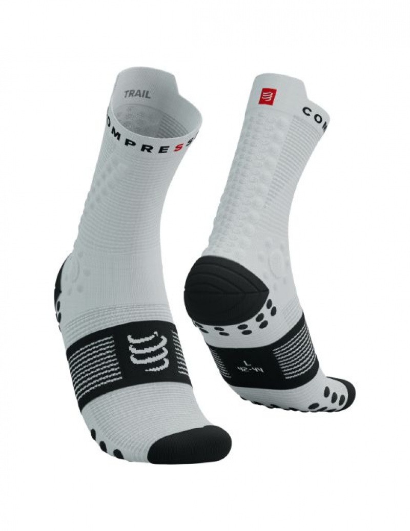 Meias Compressport Pro Racing Socks v4.0 Trilha Branco Pretas | 18972BZOJ