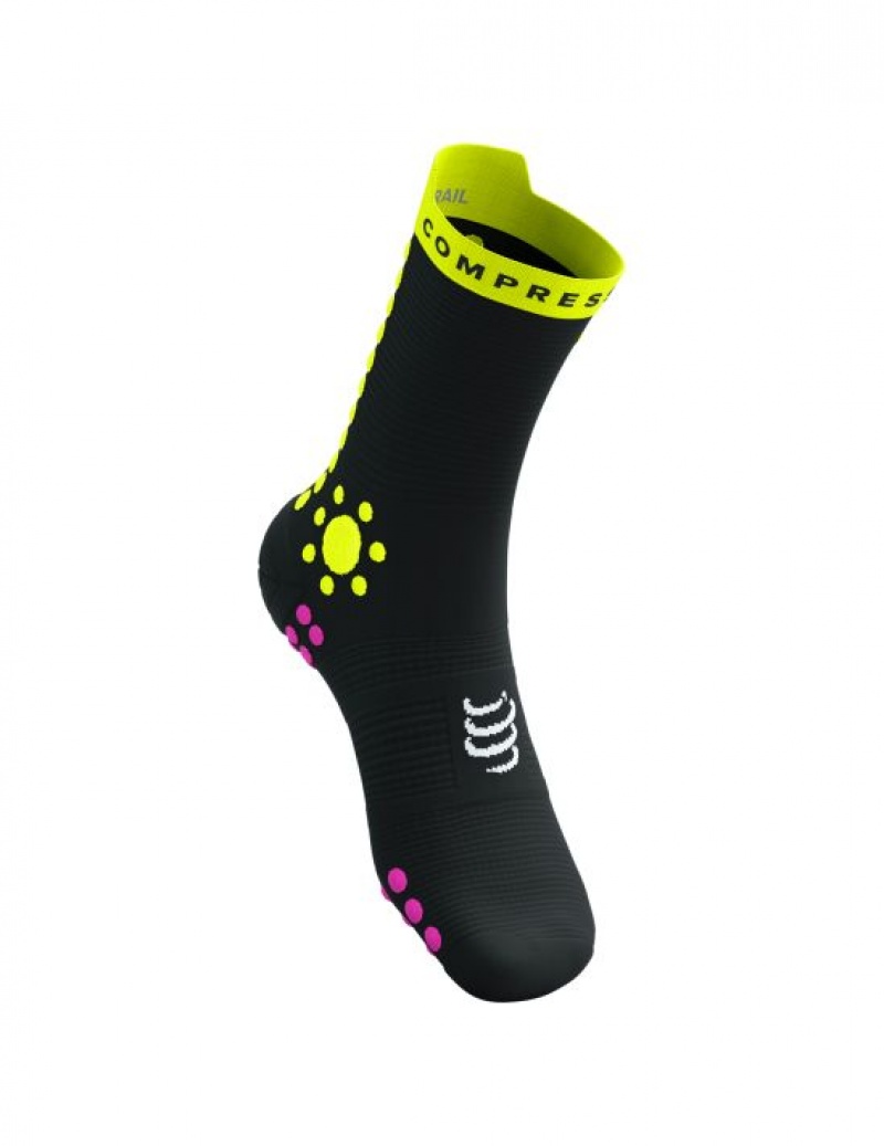 Meias Compressport Pro Racing Socks v4.0 Trilha Pretas Amarelas Rosa | 67950OPHM